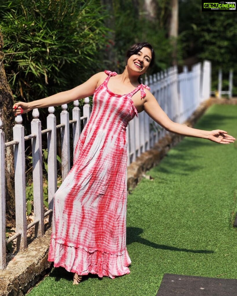 Paridhi Sharma Instagram - No matter how plain a woman may be, if truth and honesty are written across her face, she will be beautiful. #monday #pink #nature #innerbeauty #pose #instapic