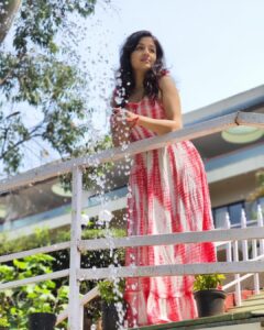Paridhi Sharma Instagram - No matter how plain a woman may be, if truth and honesty are written across her face, she will be beautiful.
#monday #pink #nature #innerbeauty #pose #instapic