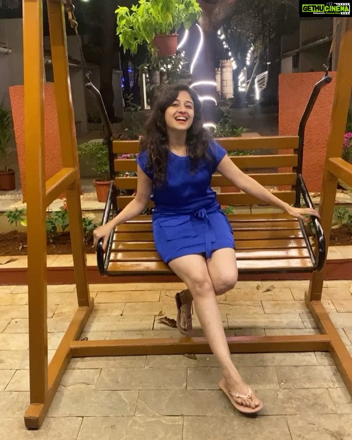 Paridhi Sharma Instagram - Boomerang effects 😀 #blue #fun #kishhu #laugh