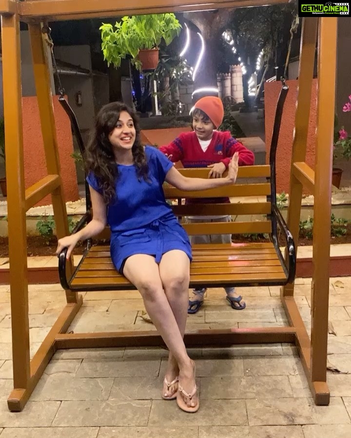 Paridhi Sharma Instagram - Boomerang effects 😀 #blue #fun #kishhu #laugh