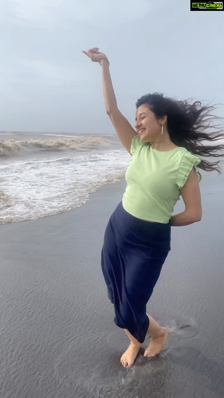 Paridhi Sharma Instagram - Saat samandar😊 #freestyledancing #samandar #dance #nature #feelgood #water #lover
