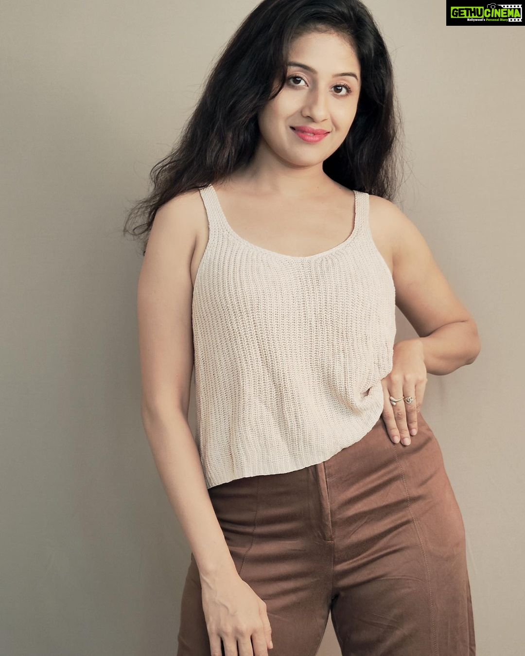 Paridhi Sharma Instagram - Don't be afraid to give up the good to go for the great... #newlook #cool #easygoing #posing 👗@s_witchhed