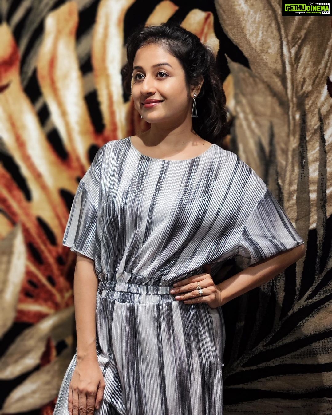 Paridhi Sharma Instagram - In order to write about life first you must live it.... #pose #sunday #becalm #simplylive