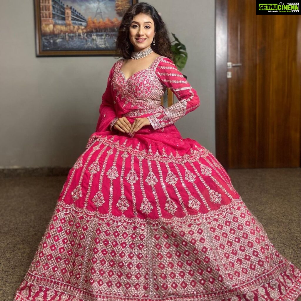 Paridhi Sharma Instagram - It's time to Glow 🌸 #lehanga #pink #glow #bridallook #indianlook #ethnicwear #instapic #actress Styledby- @stylebyrj Outfit: @labelarshisinghal Styling Assistant: @riyagarg3882