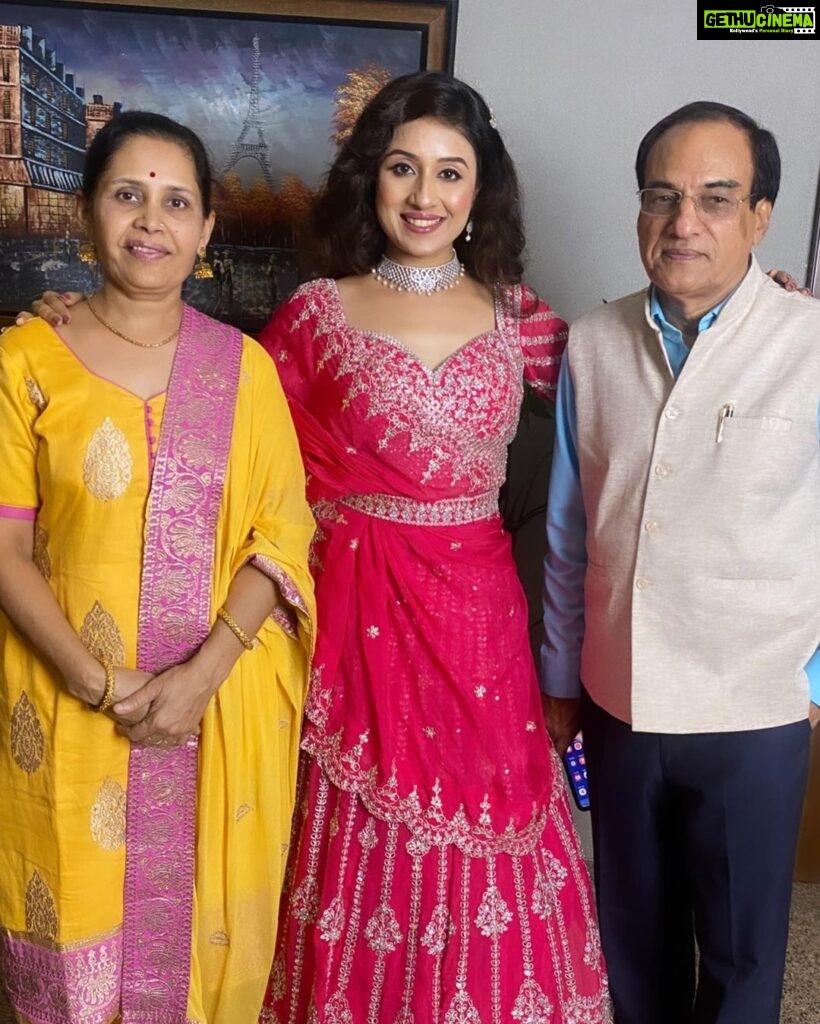 Paridhi Sharma Instagram - My parents are my Guru's ❤️🌸🙏 Thanks for being the love and guiding light of my life🙏 You both have taught me the greatest learning of life " How to be a good human being " I am and will always be immensely grateful to you both ❤️ गुरुपूर्णिमा की शुभकामनाय🌸🙏 #happygurupurnima #parents #mummypapa #guru #teachers #purelove