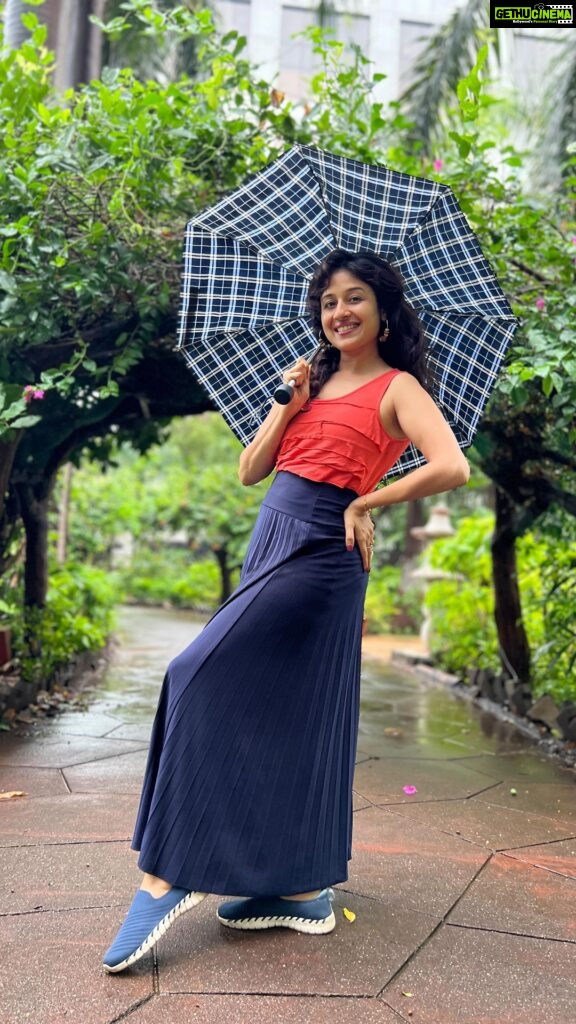 Paridhi Sharma Instagram - Raining time ❤️❤️❤️ #mumbai #rains #mausam #twirling #mastimood #freestyle