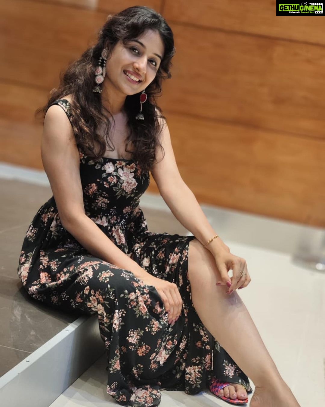 Paridhi Sharma Instagram - The greatest step towards a life of simplicity is to learn to let go.. #wisdomquotes #simplelife #smile #posing