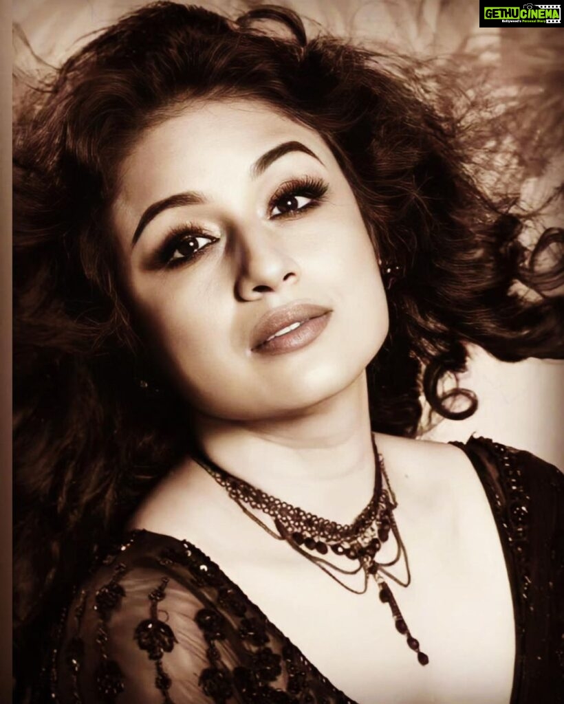 Paridhi Sharma Instagram - Drop the perception what you are.. just live yourself.. #black #retro #discovery #findthereal #instapic Exclusively styled by @styedbymohitkapoor @kapoormohit888 Wearing @kazi.samira Photography @maanoj77 Hair & Makeup @beautybythebeastt Styling Asst @anitamallik3020 Footwear by @footfuel_ PR @teamgolecha