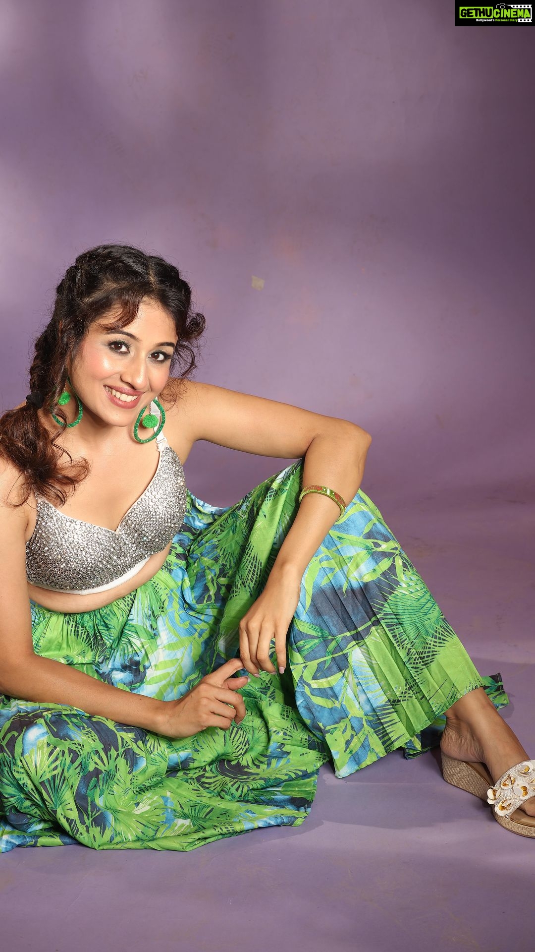 Paridhi Sharma Instagram - Between the shots❤️ #photoshoot #actor #model #shoot #green #posing #makeup #looks #thenewme #funmood #dancing Exclusively styled by @styedbymohitkapoor @kapoormohit888 Wearing @kazi.samira Photography @maanoj77 Hair & Makeup @beautybythebeastt Styling Asst @anitamallik3020 Footwear by @footfuel_ PR @teamgolecha