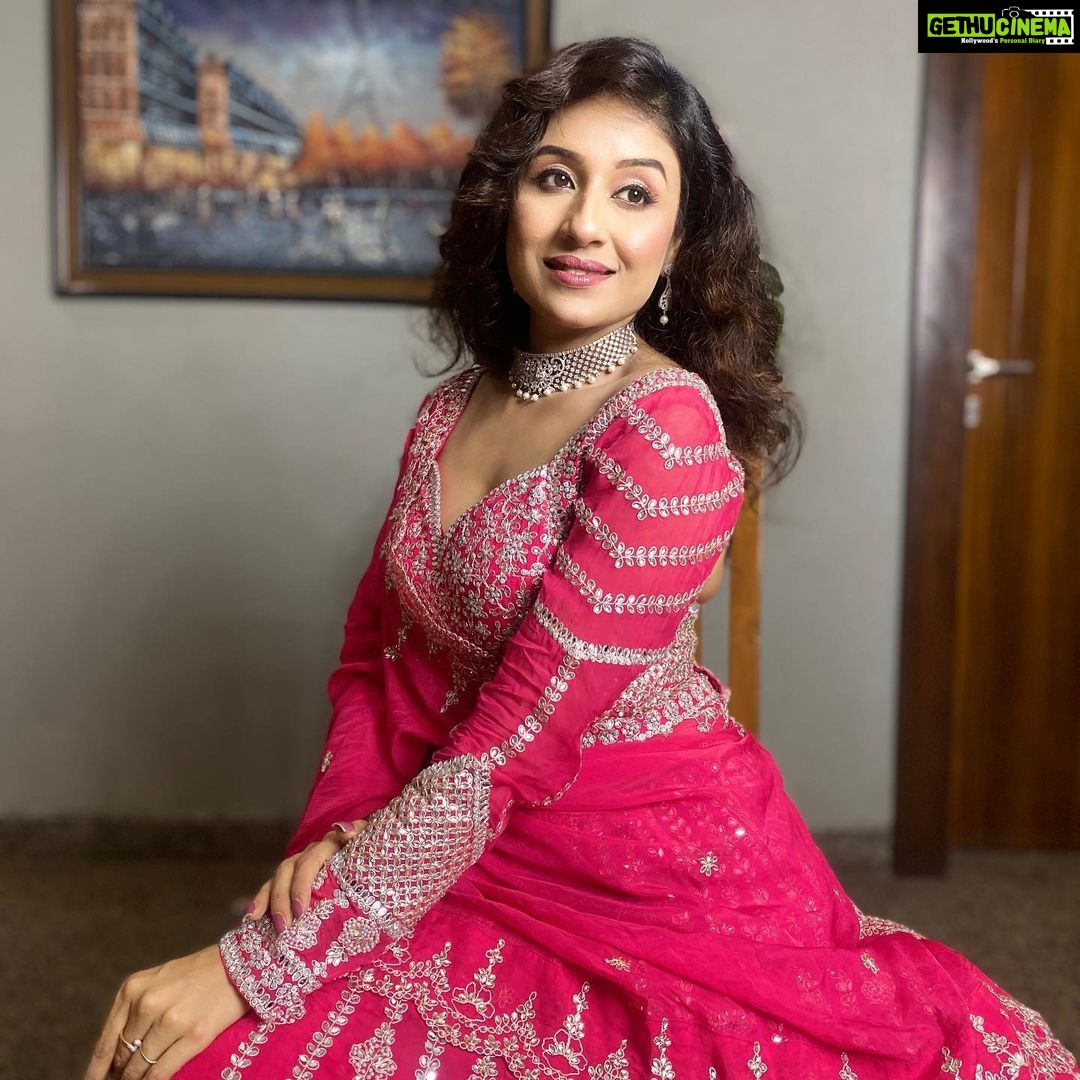 Paridhi Sharma Instagram - It's time to Glow 🌸 #lehanga #pink #glow #bridallook #indianlook #ethnicwear #instapic #actress Styledby- @stylebyrj Outfit: @labelarshisinghal Styling Assistant: @riyagarg3882