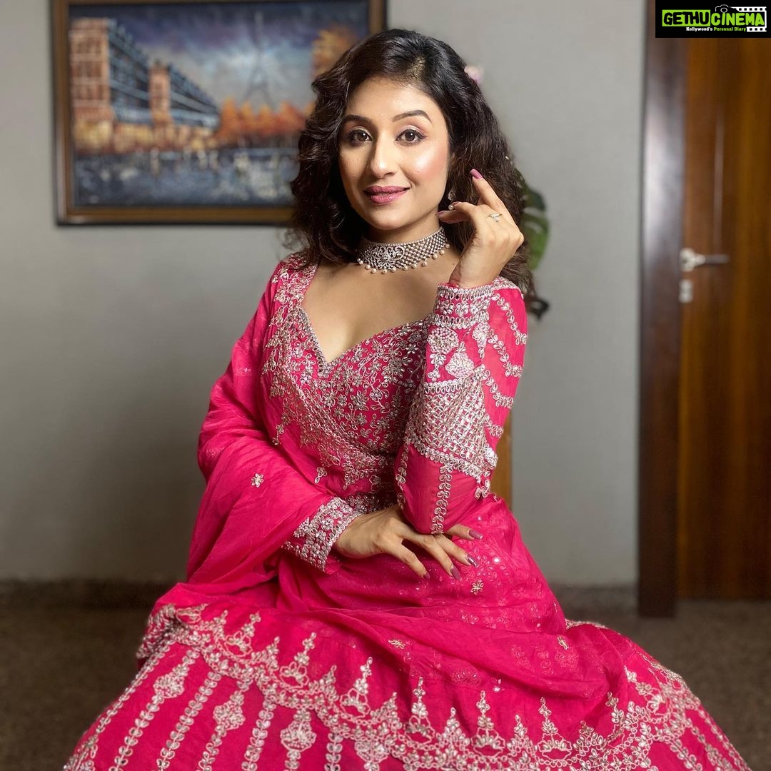 Paridhi Sharma Instagram - It's time to Glow 🌸 #lehanga #pink #glow #bridallook #indianlook #ethnicwear #instapic #actress Styledby- @stylebyrj Outfit: @labelarshisinghal Styling Assistant: @riyagarg3882
