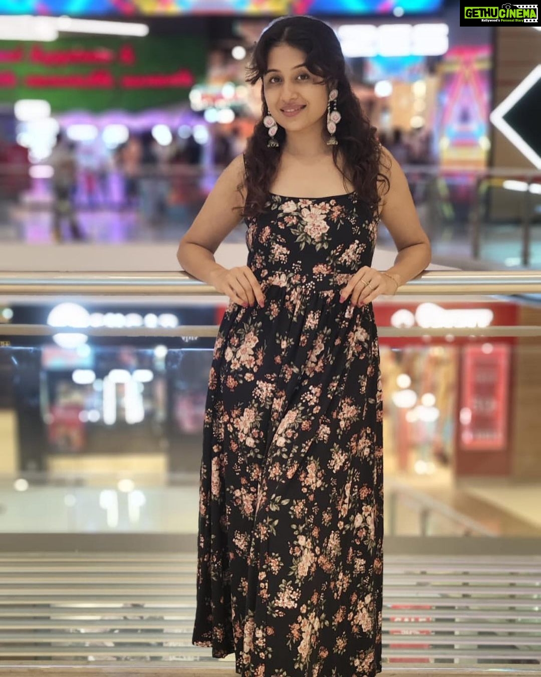 Paridhi Sharma Instagram - The greatest step towards a life of simplicity is to learn to let go.. #wisdomquotes #simplelife #smile #posing