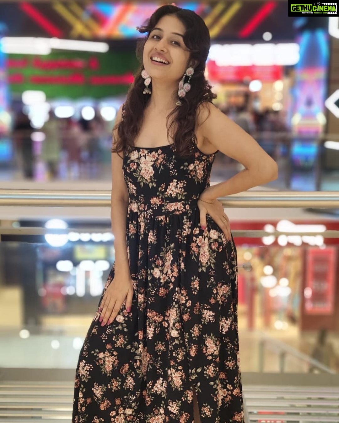 Paridhi Sharma Instagram - The greatest step towards a life of simplicity is to learn to let go.. #wisdomquotes #simplelife #smile #posing