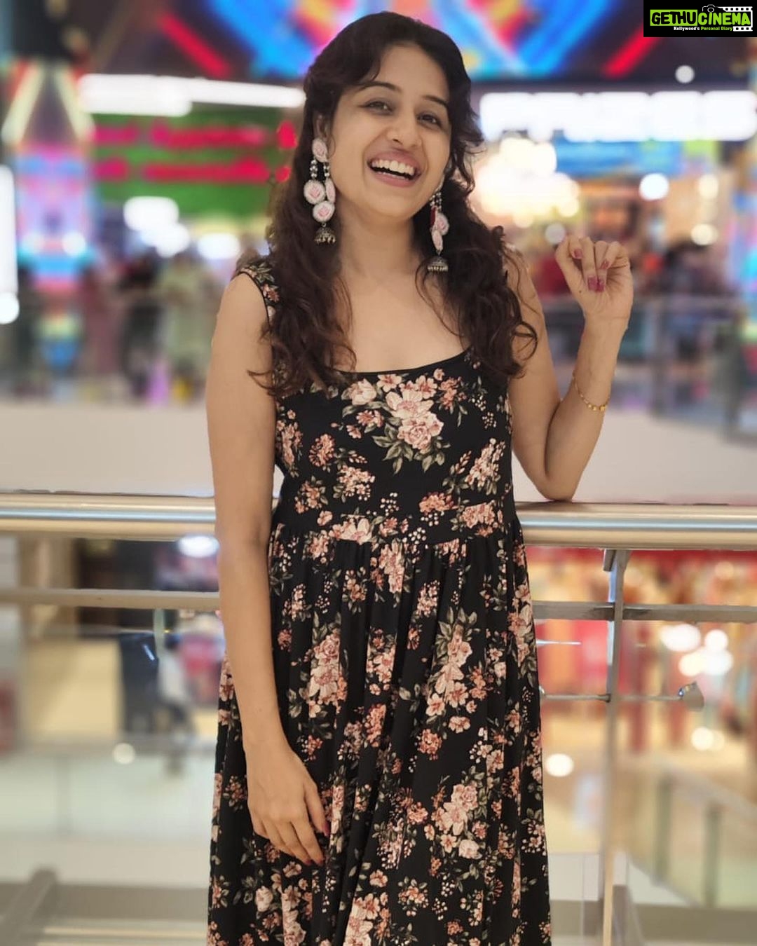 Paridhi Sharma Instagram - The greatest step towards a life of simplicity is to learn to let go.. #wisdomquotes #simplelife #smile #posing