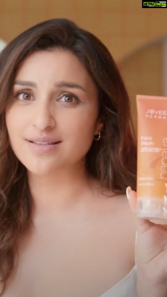 Parineeti Chopra Instagram - Is it the lighting or just the natural glow? Watch out as Parineeti unveils the secret behind her ever-glowing skin. @parineetichopra #JoveesHerbal #BloomDaily #ParineetiandJovees #LoveJovees #herbalbeauty #parabenfreebeauty #alchoholfreebeauty #crueltyfreebeauty #Skincareroutine #facewash #skincare #papayafacewash