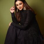 Parineeti Chopra Instagram – ट्रेडिशनल ल्यूक 🖤😉