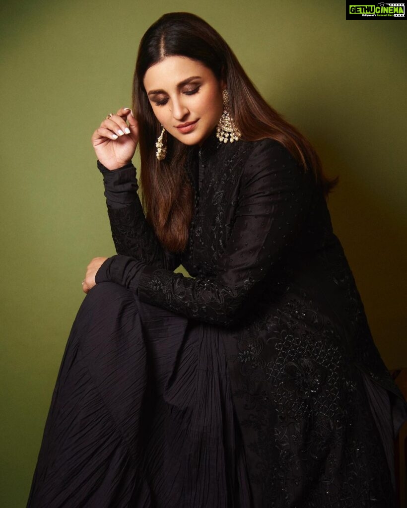 Parineeti Chopra Instagram - ट्रेडिशनल ल्यूक 🖤😉