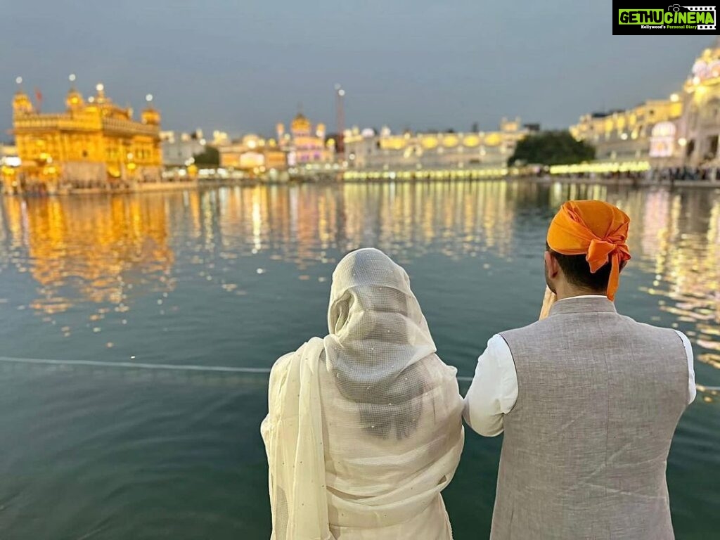 Parineeti Chopra Instagram - My visit this time was even more special; with him by my side. 💕🙏✨ @raghavchadha88 ਵਾਹਿਗੁਰੂ ਜੀ ਕਾ ਖਾਲਸਾ ਵਾਹਿਗੁਰੂ ਜੀ ਦੀ ਫਤਹਿ Sri Harmandir Sahib , Amritsar