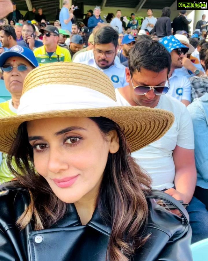 Parul Yadav Instagram - Nothing quite like watching cricket in England!! ‘‘Twas a tough day at the office for the boys though!! Never mind we will prevail! #wtcfinal #wtc23 #indvsaus #Theovalstadium