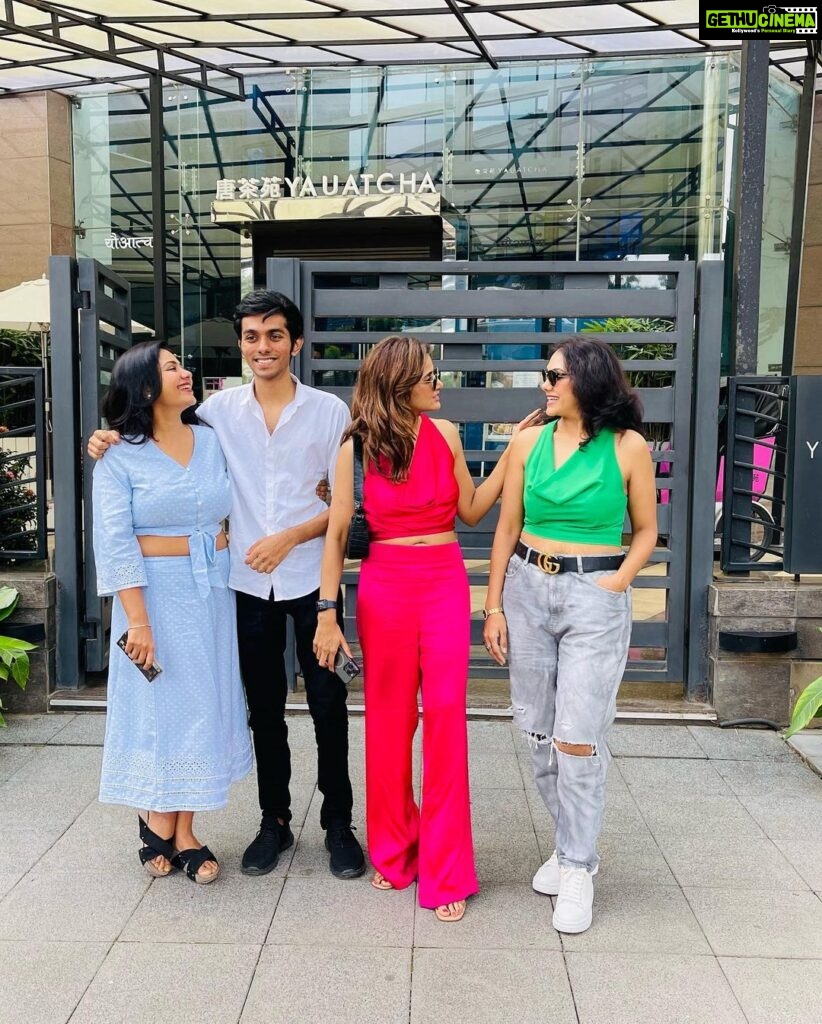 Parul Yadav Instagram - Living the life I asked the Gods for!! With my sisters and dearest friend on Dusshera!! Breaking the 9 day fast the #Yuatcha way!!! Yauatcha Mumbai