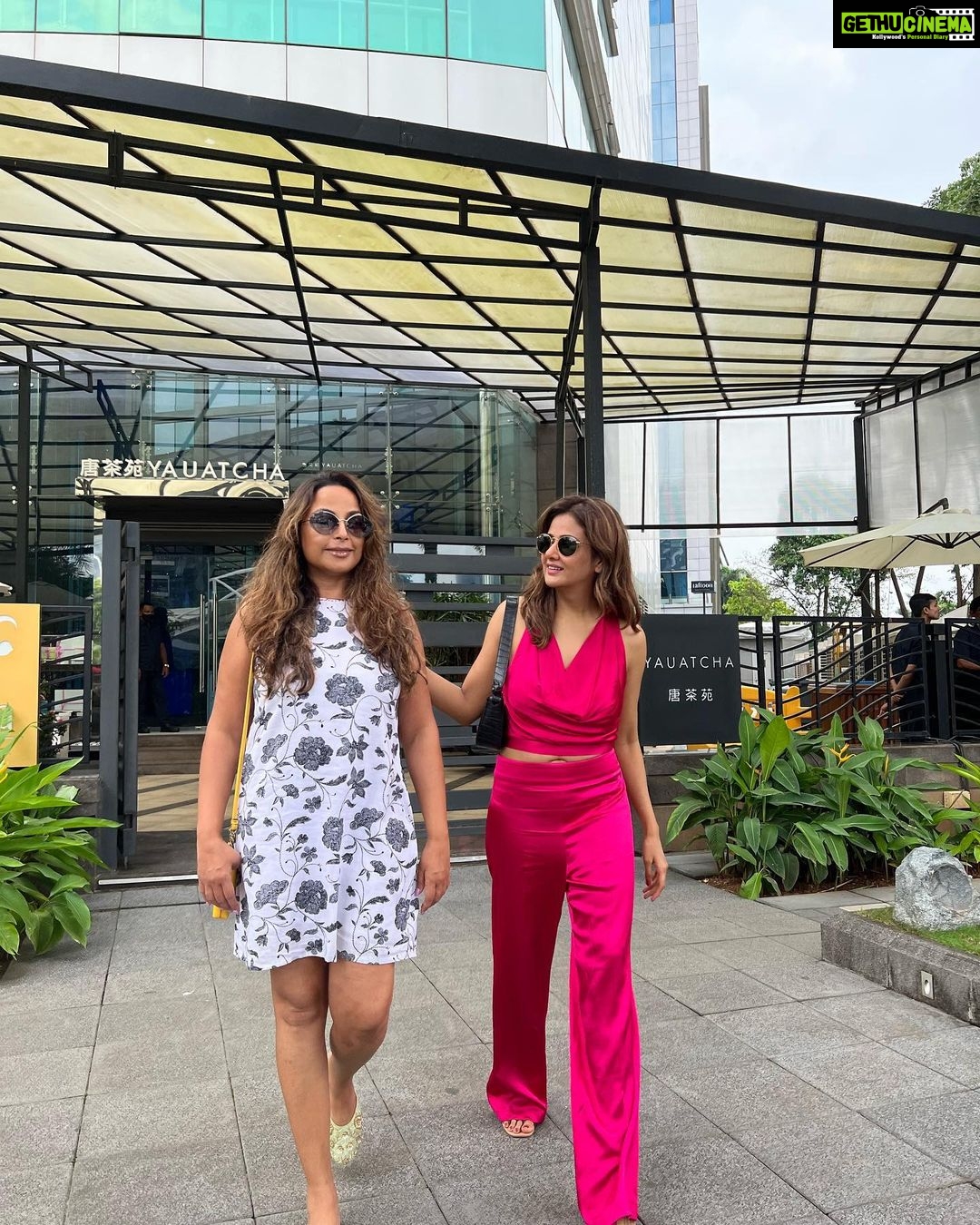 Parul Yadav Instagram - Living the life I asked the Gods for!! With my sisters and dearest friend on Dusshera!! Breaking the 9 day fast the #Yuatcha way!!! Yauatcha Mumbai