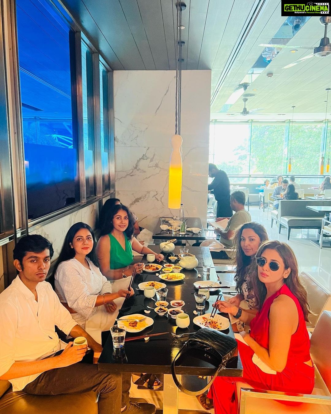 Parul Yadav Instagram - Living the life I asked the Gods for!! With my sisters and dearest friend on Dusshera!! Breaking the 9 day fast the #Yuatcha way!!! Yauatcha Mumbai