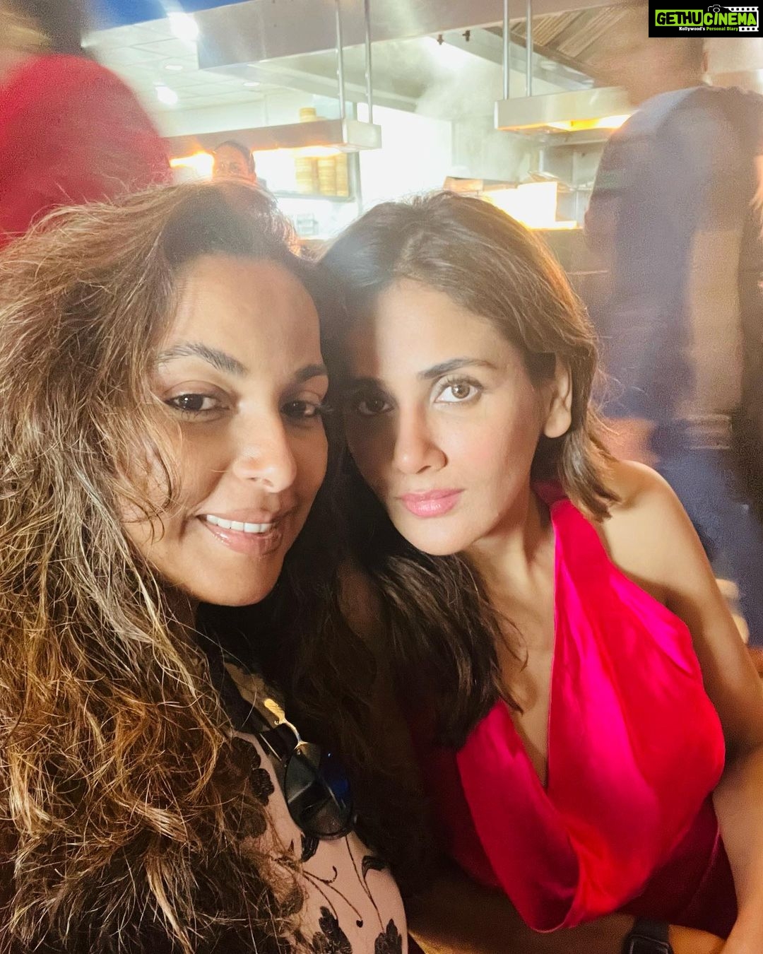 Parul Yadav Instagram - Living the life I asked the Gods for!! With my sisters and dearest friend on Dusshera!! Breaking the 9 day fast the #Yuatcha way!!! Yauatcha Mumbai