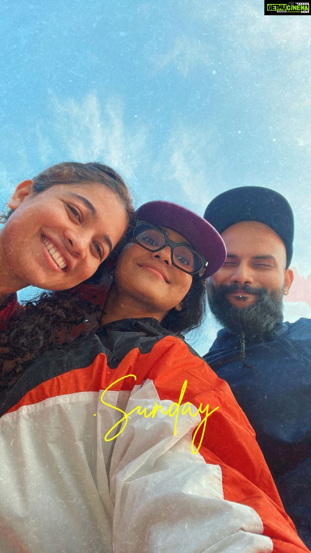 Parvathy Instagram - Sunday morning with these two ❤️ . @par_vathy @bheegaran @diyaaa_john