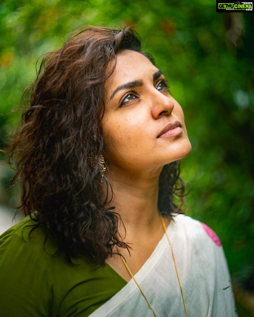 Parvathy Instagram - 🤍 My brother clicked a few photos of me in 2019. It was Onam. I remember it was one of the darkest periods of my life. Just over an hour before these photos were taken, I wasn’t sure if I would be able to survive the kind of pain I was in. I truly saw no light. No, I thought I saw no light. I had my people. They led me ahead with their kindness when I couldn’t move. I was in excruciating pain but I smiled, I looked up at the sky.. I moved. For a second there, I remembered how lucky I am to be here. I love these photos @aumichrome Thank you for being there ♥️🤗