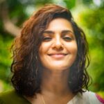 Parvathy Instagram - 🤍 My brother clicked a few photos of me in 2019. It was Onam. I remember it was one of the darkest periods of my life. Just over an hour before these photos were taken, I wasn’t sure if I would be able to survive the kind of pain I was in. I truly saw no light. No, I thought I saw no light. I had my people. They led me ahead with their kindness when I couldn’t move. I was in excruciating pain but I smiled, I looked up at the sky.. I moved. For a second there, I remembered how lucky I am to be here. I love these photos @aumichrome Thank you for being there ♥️🤗