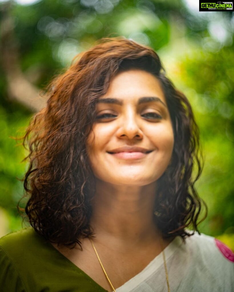 Parvathy Instagram - 🤍 My brother clicked a few photos of me in 2019. It was Onam. I remember it was one of the darkest periods of my life. Just over an hour before these photos were taken, I wasn’t sure if I would be able to survive the kind of pain I was in. I truly saw no light. No, I thought I saw no light. I had my people. They led me ahead with their kindness when I couldn’t move. I was in excruciating pain but I smiled, I looked up at the sky.. I moved. For a second there, I remembered how lucky I am to be here. I love these photos @aumichrome Thank you for being there ♥🤗