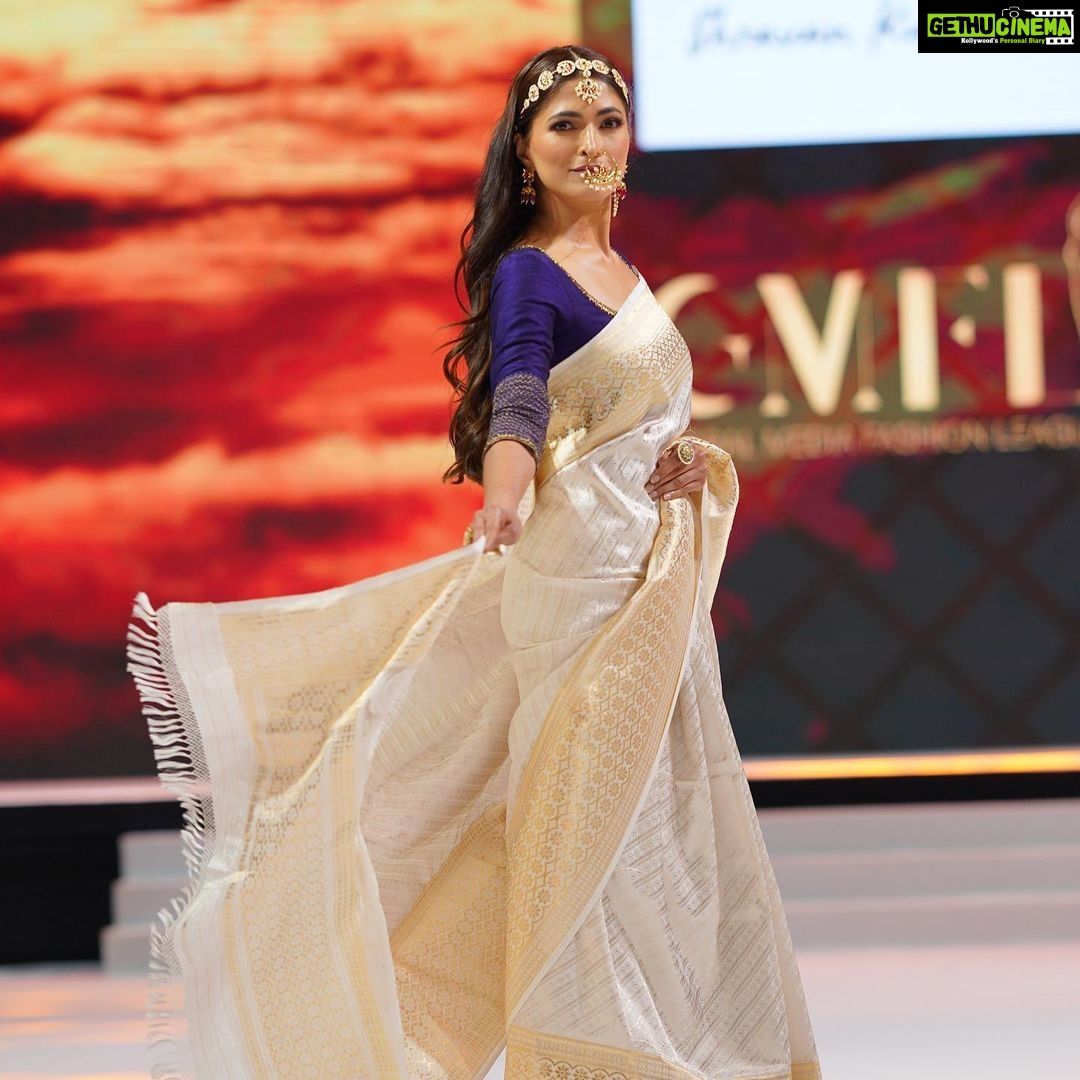 Parvathy Omanakuttan Instagram - Designer @shravankummar on his collection of Ethinic style @gmfldubai š„ Stunning showstopper : @parvathyo13 #fashionshow #dubaifashionweek #designershow #parvathyomanakuttan #rampwalk #saree #fashionevent #bestevents #dubaiā¤ļø Dubai, United Arab Emirates