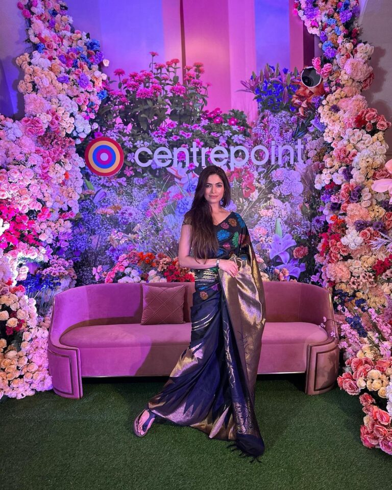 Parvathy Omanakuttan Instagram - Iftaar couldn’t have been more colourful ❤️Fashion, Comfort, Elegance befitting the ever stylish @razabeig and @centrepointme. Decor @321events.ae 6 yards of beauty @kalyansilks