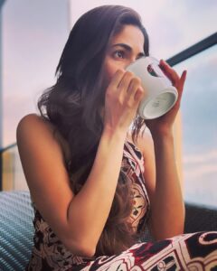 Parvathy Omanakuttan Instagram - Chai with a view … I am talking about my POV not yours 😜. On a serious note, it’s been a while since I have had the luxury to enjoy a good cup of Chai without the feeling of uneasiness and bloating. It has been a tough 4 months for me with managing my health and there is still a long way to go. Like my doctor says “Parvathy you are a work in progress”. If I have realised anything through this lifestyle change, it is that our body needs to be worshiped like a temple, we need to pay close attention to the signs our body is giving us and we need to absolutely respect the body’s synchronicity with nature; after all we too are made of the “Panchamahabhootas” or simply put The 5 elements - Earth 🌏, Fire 🔥, Wind 🌀, Water 💦 and Space 🌌. While I learn to unlearn my not so good habits, I can now enjoy a few of my indulgences once in a while, with utmost gratitude and the view this evening just made me realise how beautiful nature can be even in the chaos that we are surrounded with 😇
Onwards and upwards on this journey with Ayurveda 🌱 
#ayurveda #yoga #ayurvedalifestyle #health #ayurvedic #healthylifestyle #ayurvedalife #wellness #ayurvedaeveryday #ayurvedicmedicine #natural #india #meditation #healthyfood #vegan #organic #fitness #ayurvedafood #skincare #healthy #beauty #nature #ayurvedatreatment #vata #kapha #pitta #herbalife #holistic-health #selfcare #love