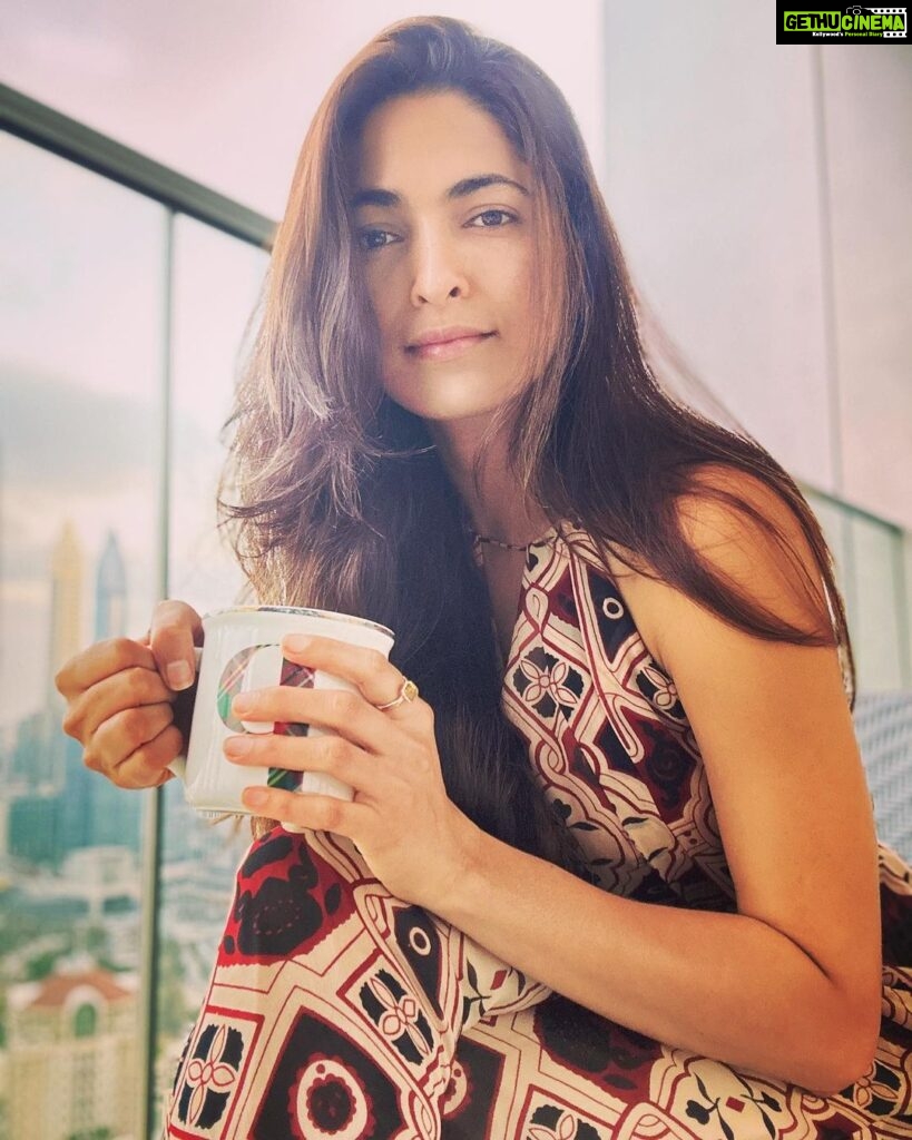 Parvathy Omanakuttan Instagram - Chai with a view … I am talking about my POV not yours 😜. On a serious note, it’s been a while since I have had the luxury to enjoy a good cup of Chai without the feeling of uneasiness and bloating. It has been a tough 4 months for me with managing my health and there is still a long way to go. Like my doctor says “Parvathy you are a work in progress”. If I have realised anything through this lifestyle change, it is that our body needs to be worshiped like a temple, we need to pay close attention to the signs our body is giving us and we need to absolutely respect the body’s synchronicity with nature; after all we too are made of the “Panchamahabhootas” or simply put The 5 elements - Earth 🌏, Fire 🔥, Wind 🌀, Water 💦 and Space 🌌. While I learn to unlearn my not so good habits, I can now enjoy a few of my indulgences once in a while, with utmost gratitude and the view this evening just made me realise how beautiful nature can be even in the chaos that we are surrounded with 😇 Onwards and upwards on this journey with Ayurveda 🌱 #ayurveda #yoga #ayurvedalifestyle #health #ayurvedic #healthylifestyle #ayurvedalife #wellness #ayurvedaeveryday #ayurvedicmedicine #natural #india #meditation #healthyfood #vegan #organic #fitness #ayurvedafood #skincare #healthy #beauty #nature #ayurvedatreatment #vata #kapha #pitta #herbalife #holistic-health #selfcare #love UAE
