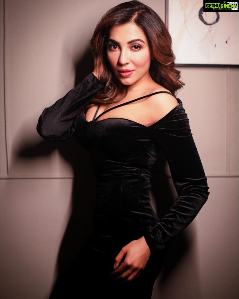 Parvatii Nair Instagram - Can you help me pick the best 🖤