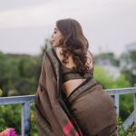 Parvatii Nair Instagram - I love these !! Do you?? . Photography & videos: @jakobz_media @krish.jkm @rajo_bhaii Assisted by: @julien.filmmaker Stylist: @ratchasi Saree: @ranyasarees Make up and hair: @geetha_mua_chennai
