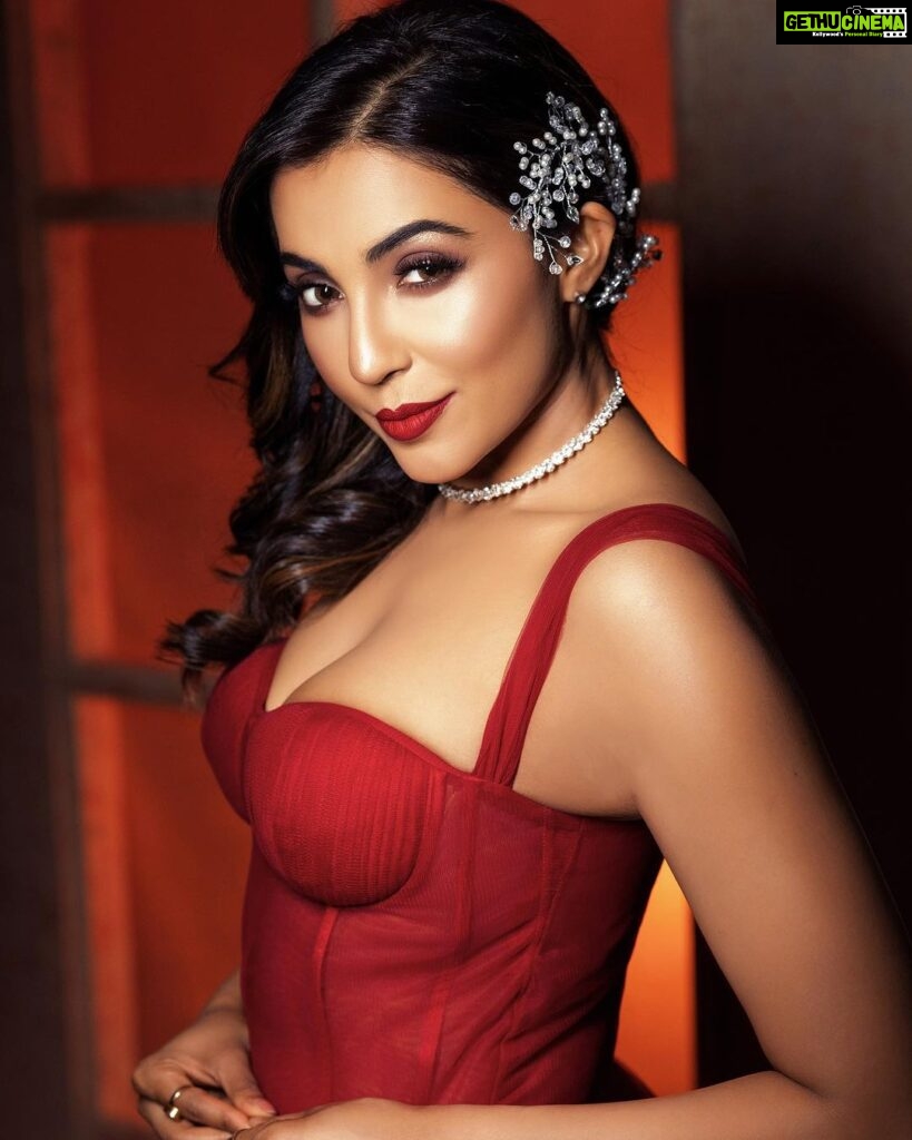 Parvatii Nair Instagram - Look at me , darling !❤ Styling & Concept @soigne_official_ Photography @gk_.photography._ Makeup @makeupbyvaishalikrishnan Hairstylist @loki_makeupartist Outfit @label_natalia_livingston