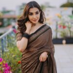 Parvatii Nair Instagram - I love these !! Do you?? . Photography & videos: @jakobz_media @krish.jkm @rajo_bhaii Assisted by: @julien.filmmaker Stylist: @ratchasi Saree: @ranyasarees Make up and hair: @geetha_mua_chennai