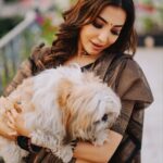 Parvatii Nair Instagram - My little one @staar_the_champ and I!🐶❤️ Photography & videos: @jakobz_media @krish.jkm @rajo_bhaii Assisted by: @julien.filmmaker Stylist: @ratchasi Saree: @ranyasarees Make up and hair: @geetha_mua_chennai