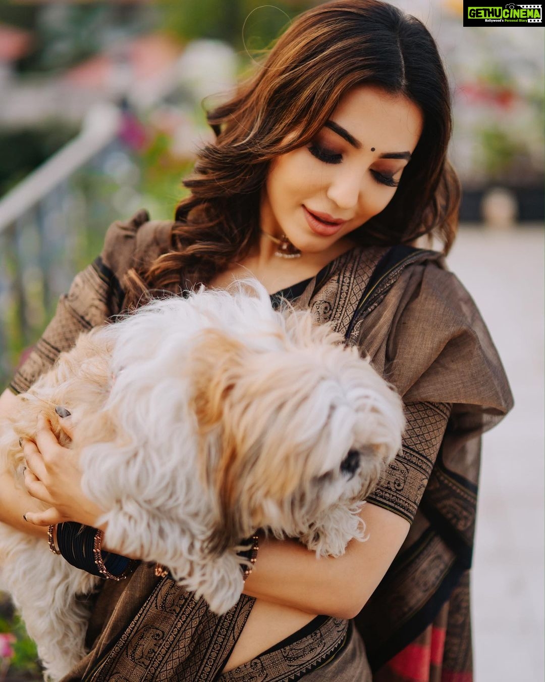 Parvatii Nair Instagram - My little one @staar_the_champ and I!🐶❤️ Photography & videos: @jakobz_media @krish.jkm @rajo_bhaii Assisted by: @julien.filmmaker Stylist: @ratchasi Saree: @ranyasarees Make up and hair: @geetha_mua_chennai