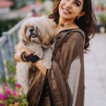 Parvatii Nair Instagram - My little one @staar_the_champ and I!🐶❤️ Photography & videos: @jakobz_media @krish.jkm @rajo_bhaii Assisted by: @julien.filmmaker Stylist: @ratchasi Saree: @ranyasarees Make up and hair: @geetha_mua_chennai