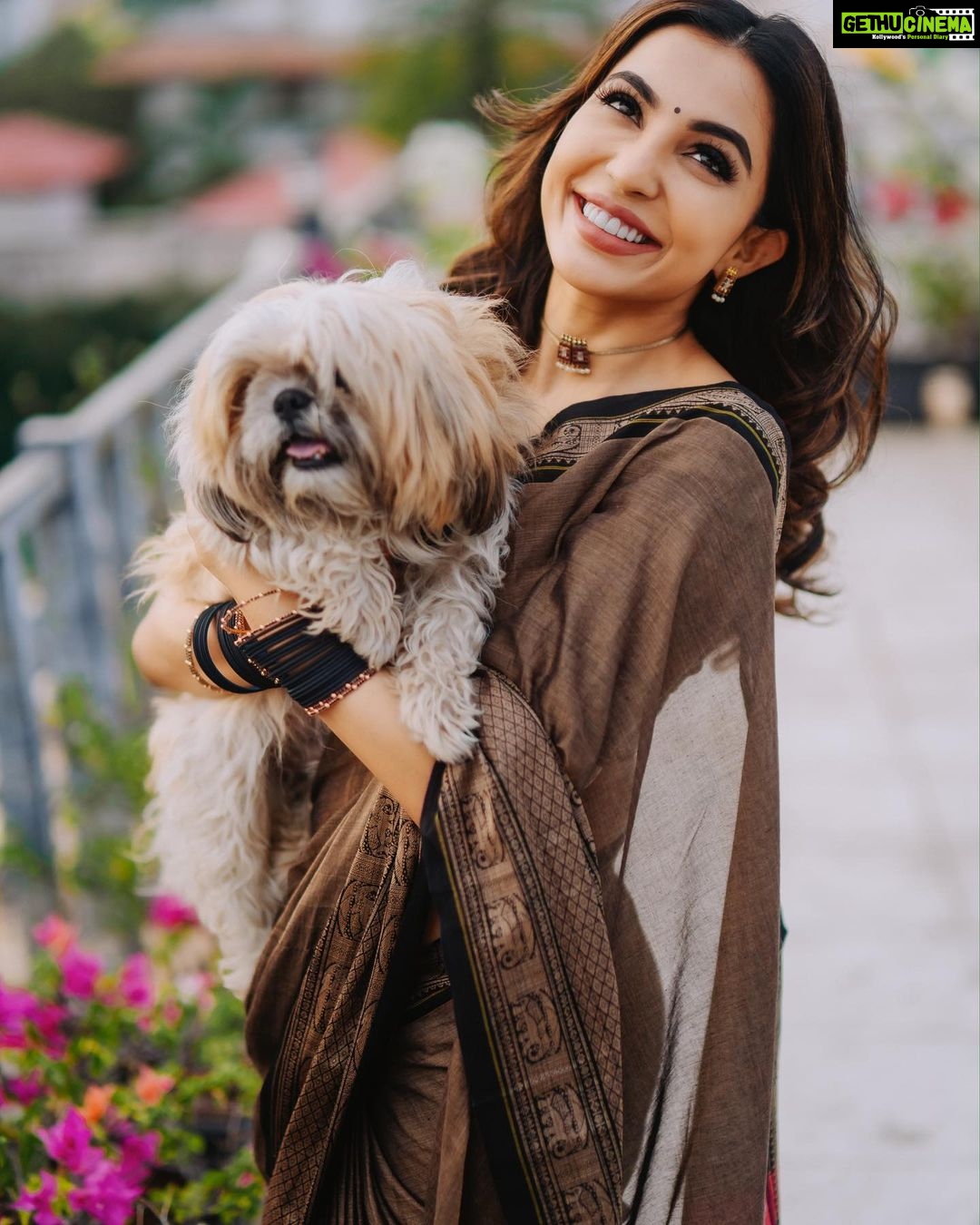 Parvatii Nair Instagram - My little one @staar_the_champ and I!🐶❤️ Photography & videos: @jakobz_media @krish.jkm @rajo_bhaii Assisted by: @julien.filmmaker Stylist: @ratchasi Saree: @ranyasarees Make up and hair: @geetha_mua_chennai