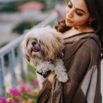 Parvatii Nair Instagram - My little one @staar_the_champ and I!🐶❤️ Photography & videos: @jakobz_media @krish.jkm @rajo_bhaii Assisted by: @julien.filmmaker Stylist: @ratchasi Saree: @ranyasarees Make up and hair: @geetha_mua_chennai