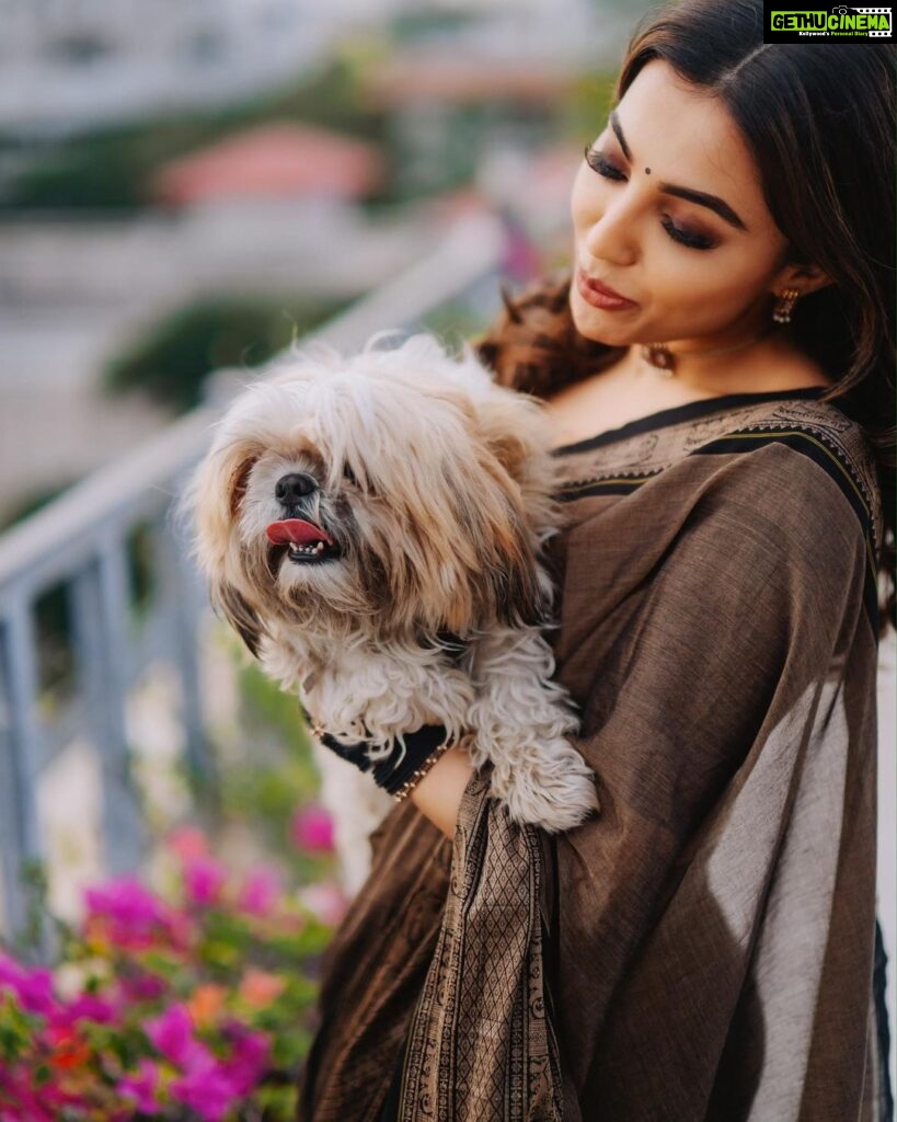 Parvatii Nair Instagram - My little one @staar_the_champ and I!🐶❤️ Photography & videos: @jakobz_media @krish.jkm @rajo_bhaii Assisted by: @julien.filmmaker Stylist: @ratchasi Saree: @ranyasarees Make up and hair: @geetha_mua_chennai