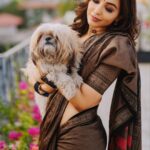Parvatii Nair Instagram - My little one @staar_the_champ and I!🐶❤️ Photography & videos: @jakobz_media @krish.jkm @rajo_bhaii Assisted by: @julien.filmmaker Stylist: @ratchasi Saree: @ranyasarees Make up and hair: @geetha_mua_chennai