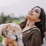 Parvatii Nair Instagram - My little one @staar_the_champ and I!🐶❤️ Photography & videos: @jakobz_media @krish.jkm @rajo_bhaii Assisted by: @julien.filmmaker Stylist: @ratchasi Saree: @ranyasarees Make up and hair: @geetha_mua_chennai