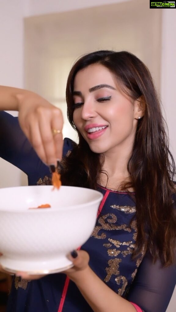Parvatii Nair Instagram - Ramadan Mubarak !! I want to share this amazing recipe on the special occasion . Extremely yummy chicken kebab in just 5 mins with @eastern_in ❤️ Step 1: Get half a kg of chicken cubes , add half a packet of eastern chicken kabab masala . Step 2: Add a teaspoon of ginger garlic paste and one egg . Step 3. Mix and fry in hot oil . Your yummy kebabs are ready !😋 #eastern #perfect #ramzanspecial #makeramzanperfectwitheastern #easternchickenkababmasala #perfectchickenkabab #perfecttaste #perfectcolour #perfectsmell #perfecttastepartner #festivalspecial