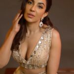 Parvatii Nair Instagram - BTS from a magazine shoot ❤️ Styling: @beingstyl Photography : @theportraitstudio_tps Outfit: @_sayaanika_ Makeup: @makeupreva Hairstyle: @_ramya_makeoverartistry Studio: @allsevensstudio