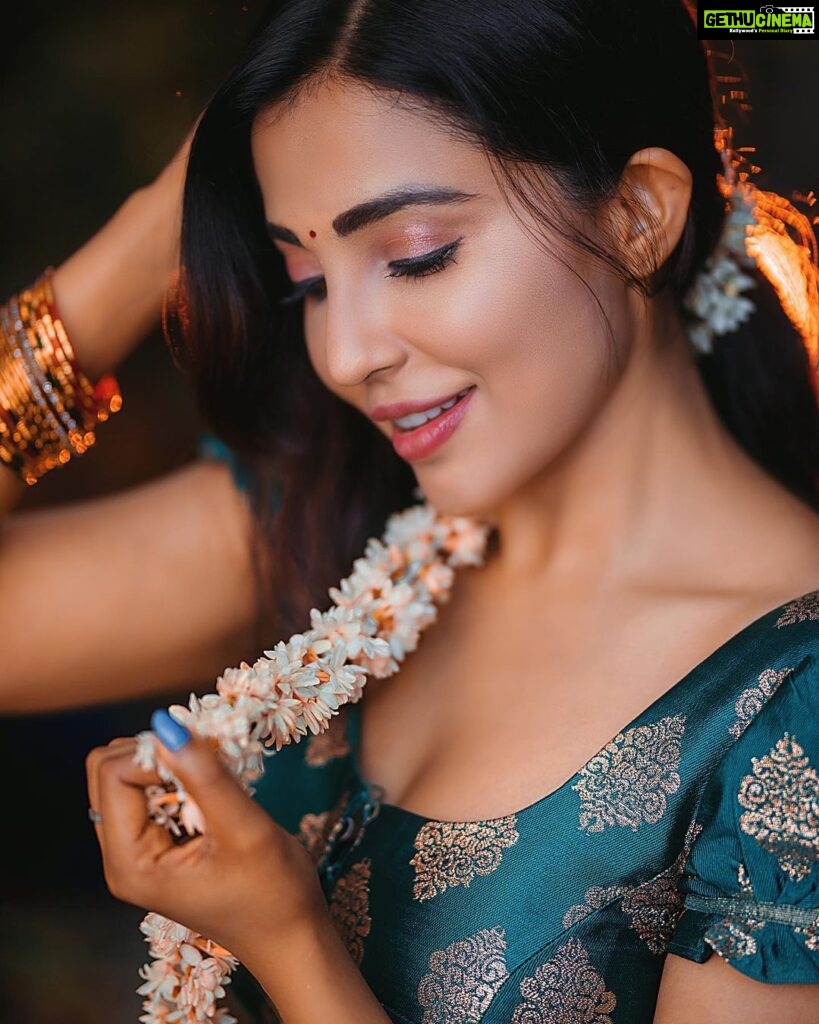 Parvatii Nair Instagram - இனிய தமிழ் புத்தாண்டு நல்வாழ்த்துக்கள்😍 Happy tamil new year fam😍